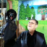 Повелитель Бабы Яги и укротитель Чёрной Вороны: мастер-кукольник под Новосибирском создаёт игрушки для театра инвалидов