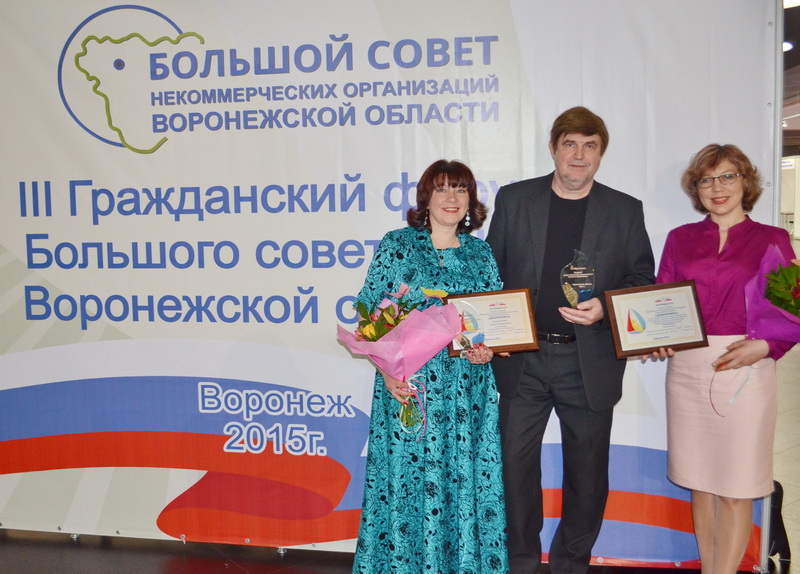 Виталий Мухин со своими авторами Натальей Черниковой (справа) и Татьяной Подшибякиной