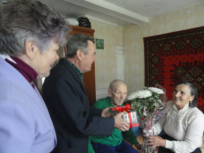 Члены правления поздравляют супругов Николаевых  с бриллиантовой свадьбой