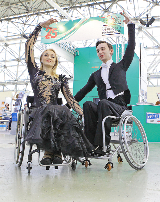 чемпионы мира по спортивным танцам на колясках  Ирина Гордеева и Дмитрий Торгунаков у стенда ВОИ.