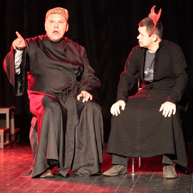  Игорь Неупокоев (слева) в спектакле «Прение живота со смертью»