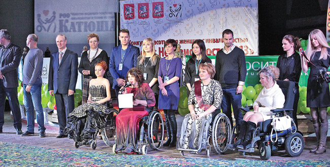Наталья Присецкая (в центре) и команда организаторов конкурса