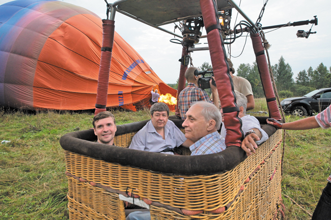 Ю.В.Козловский (справа) в корзине воздушного шара