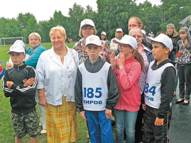 А.С.Шалагинова (слева) с активом и ребятами на спортивном празднике