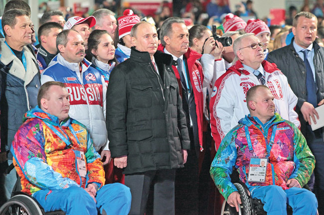 Президент России Владимир Путин с почетными гостями при поднятии государственного флага