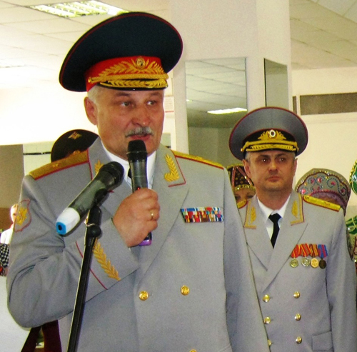 Ветеранов поздравляет начальник училиша  В.М. Грызлов