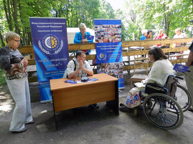 Представитель социальной службы отвечает на вопросы инвалидов