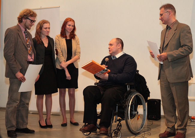 Олег Рысев вручает награды студентам из Великого Новгорода