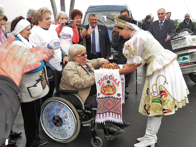 В.И. Шмаковой вручают хлеб и соль в Киселевске