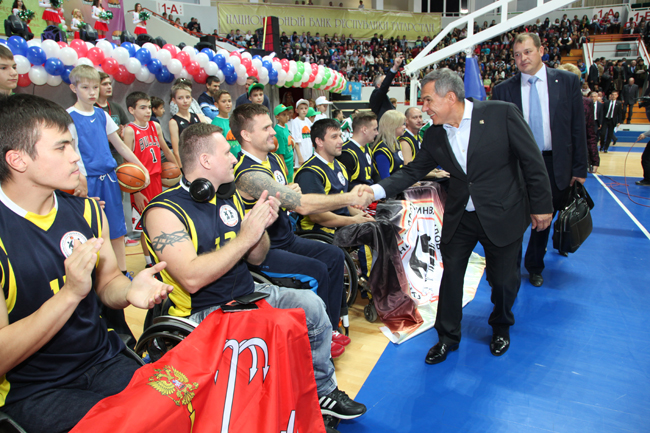президент Республики Татарстан Рустам Минниханов поздравляет победителей турнира –  команду «БасКИ»