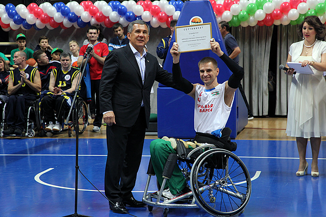Андрей Чугунов с сертификатом, врученным президентом РТ,  на приобретение колясок