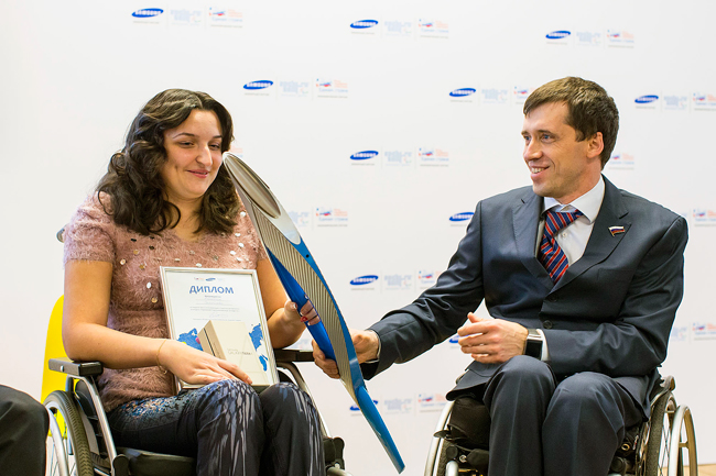 М.Б. Терентьев вручает паралимпийский факел Антонине Самойловой из Самары