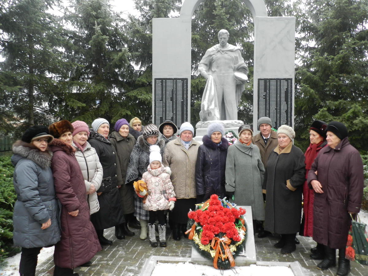 Члены районной организации ВОИ у памятника погибшим воинам