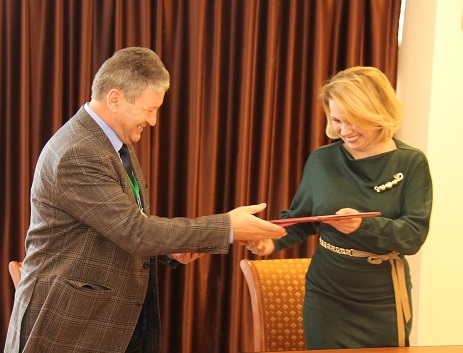 Ирек Вильданов и Екатерина Семёнова подписывают Соглашение о сотрудничестве