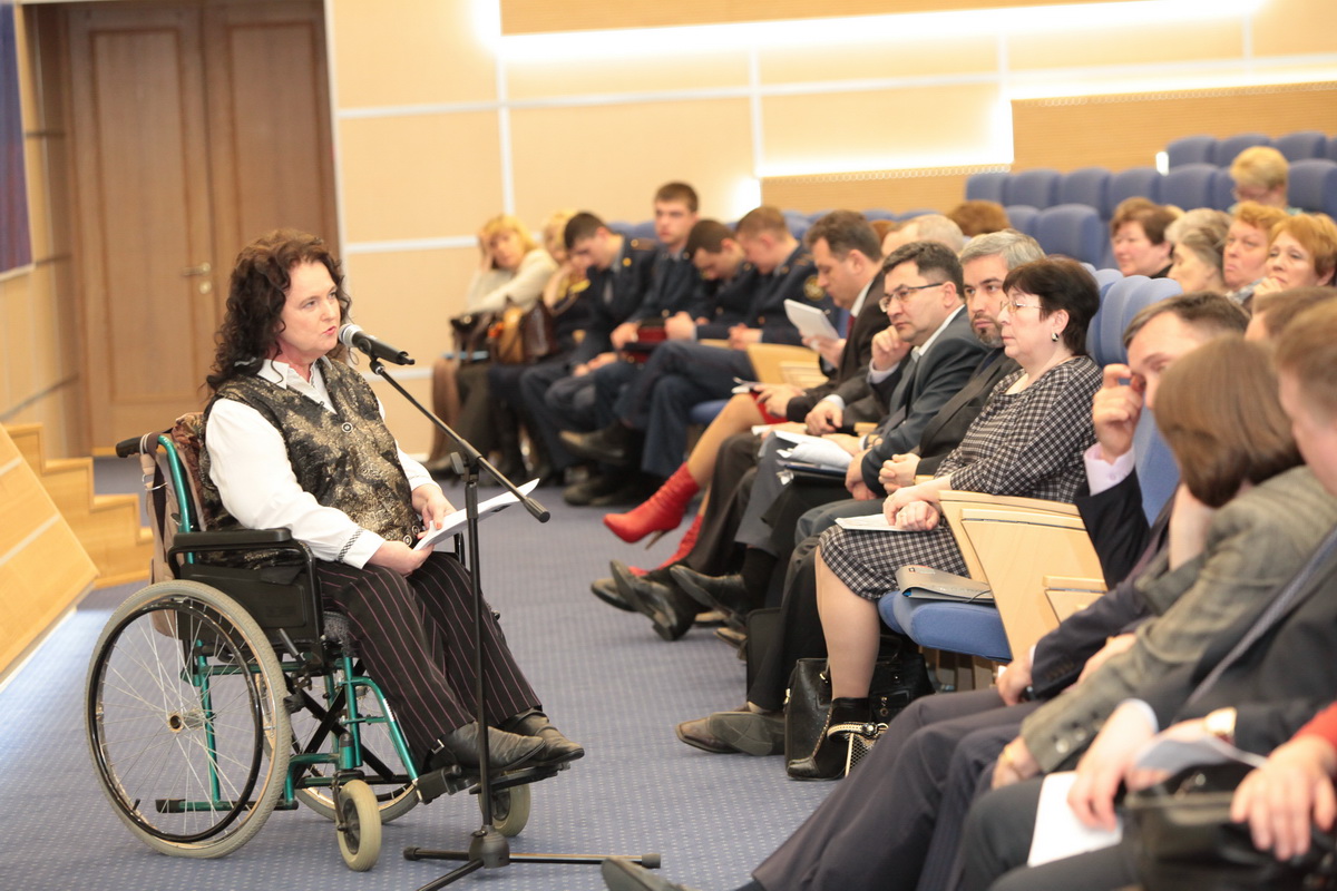 Заместителя руководителя организации инвалидов-опорников "Надежда" Валентину Дьяченко зал слушал с особым вниманием.
