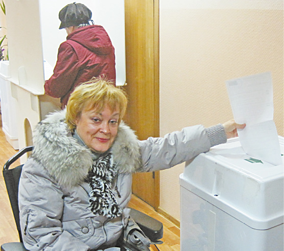 Председатель московской Северо-Восточной окружной организации ВОИ Л.В. Стогова голосует на избирательном участке